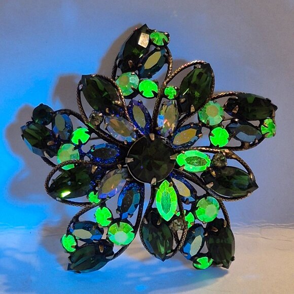 Large Emerald Green Signed Regency Brooch Uranium Glow - Picture 8 of 16